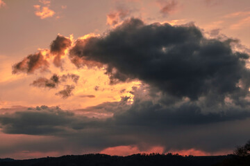 Magischer Sonnenuntergang bei Abstrakten Wolken
