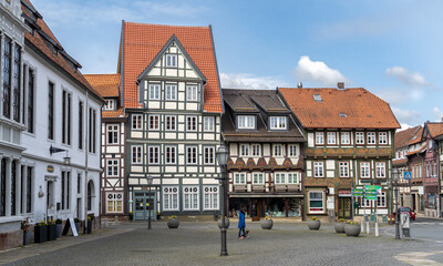 Marktplatz in Bad Gandersheim mit Fachwerkhäusern und blauem Himmel, Niedersachsen, Deutschland