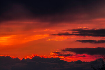 Magischer Sonnenuntergang bei Abstrakten Wolken