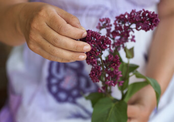 Woman holding bouquet of lillak in his hahd