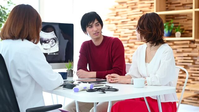 産婦人科の診察を受ける妊娠中の夫婦