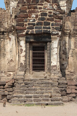 Fototapeta na wymiar ruined hindu temple (prang sam yot) in lopburi (thailand)