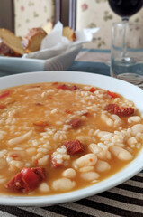 Arroz caldoso con alubias, chorizo y pimiento rojo.