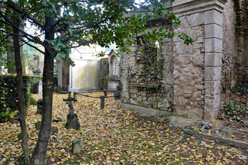 Fototapeta premium Il Cimitero vecchio di Viggiù in provincia di Varese, in disuso ma molto suggestivo.