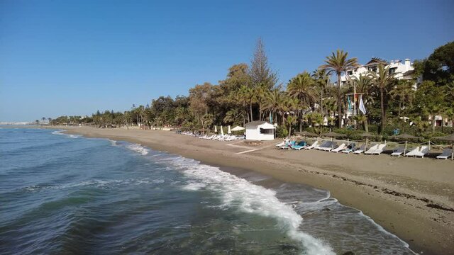 hermoso para&iacute;so de playa en la ciudad de Marbella en la Costa del Sol, Andaluc&iacute;a