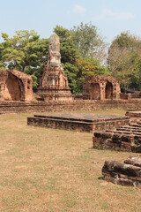 ruined temple (wat phra si rattana mahathat) in lopburi (thailand)
