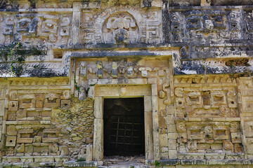Fototapeta na wymiar mexico pyramids mayan ancient city, landscape pre-columbian america chicenica maya