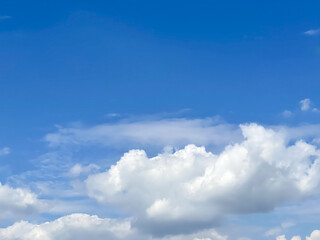 Obraz na płótnie Canvas Beautiful blue sky background to imput text message .