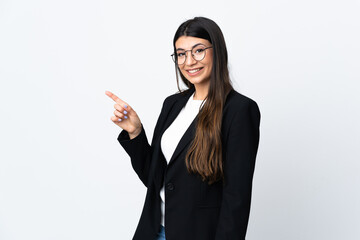 Obraz premium Business woman over isolated white background pointing finger to the side