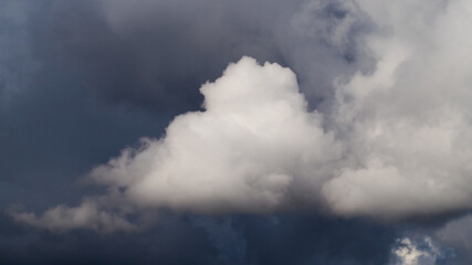 Ciel déchiqueté, envahi de gros cumulus aux contours très nets