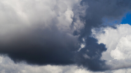 Fototapeta na wymiar Ciel déchiqueté, envahi de gros cumulus aux contours très nets