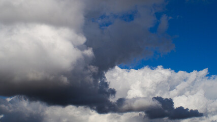 Ciel déchiqueté, envahi de gros cumulus aux contours très nets