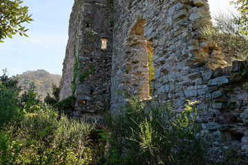 Fototapeta na wymiar detail of old ruins of a castle near biassa a little village in la spezia