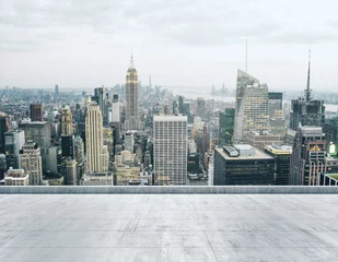 Plexiglas foto achterwand Empty concrete dirty rooftop on the background of a beautiful NY city skyline at daytime, mock up © Pixels Hunter