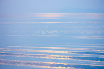 穏やかな朝の湖面