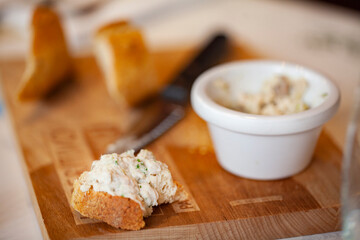 Rillettes sur pain avec couteau
