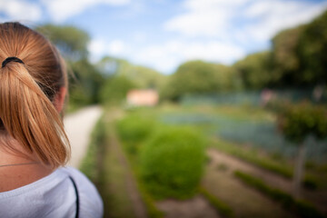 Femme regarde un jardin potager