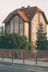 Steinvilla im Sommer