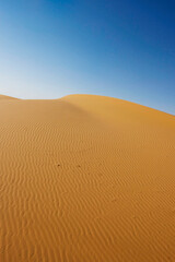 Fototapeta na wymiar 砂の模様と砂漠の傾斜