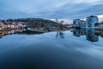 Naklejka premium Brücke und Stadtansicht mit der Burg der Stadt Burglengenfeld und Fluss Naab in der Oberpfalz im Zwielicht zur blauen Stunde Abends während der Dämmerung, Deutschland
