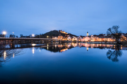 Brücke und Stadtansicht mit der Burg der Stadt Burglengenfeld und Fluss Naab in der Oberpfalz im Zwielicht zur blauen Stunde Abends während der Dämmerung, Deutschland