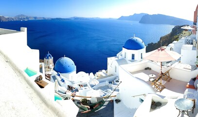 Cúpulas grecas azules en el mar bajo un cielo azul de las islas griegas
