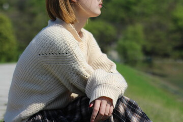 Obraz premium sitting on spring grass with soft wind
