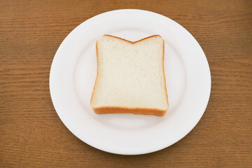 お皿に乗った食パン