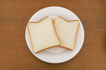 お皿に乗った食パン