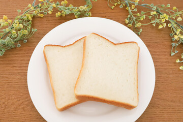 お皿に乗った食パン