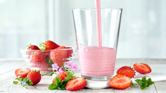 smoothie- fruit juice with strawberries