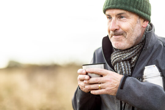 UK, London, Epping Forest, Man drinking coffee in landscape