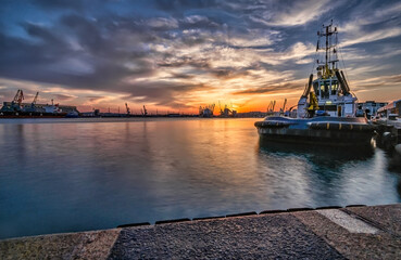 Obraz premium sunset over the harbor