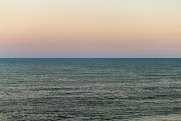 Obraz premium VISÃO DO HORIZONTE, MAR E CÉU EM UM ENTARDECER.