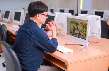 Obraz premium A student sitting in a computer room at the university