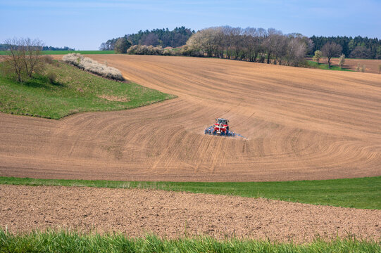 Traktor im Fr&uuml;hjahr bestellt Felder in Bayern