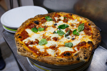 Pizza napoletana con ragù, polpettine di carne, mozzarella di bufala e basilico fresco