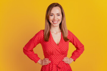 Obraz premium Close-up photo of a woman smiling toothy beaming smile on yellow wall