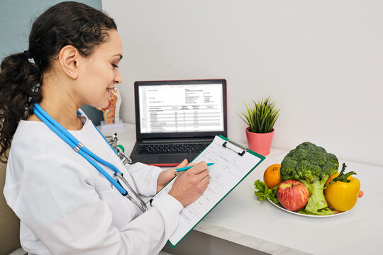 Nutritionist creates personalized meal plan for her patient. Vegetables and fruits for a healthy diet