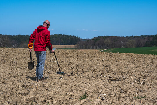 Sondengeher geht auf Schatzsuche in Bayern