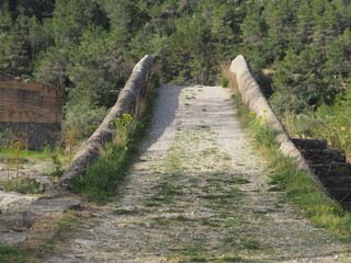 Fototapeta na wymiar calzada medieval del puente viejo de cabacés, tarragona, españa, europa