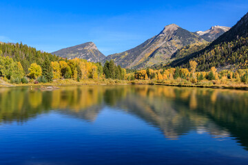 Fototapeta premium A small, roadside lake in Marble, Colorado, USA