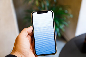 Dettaglio di un cellulare con schermata 