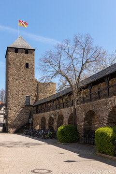 Ahrweiler, Ahrtor mit Stattmauer und Wehrgang