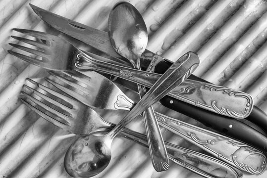 fourchettes cuillères et couteaux sur un évier