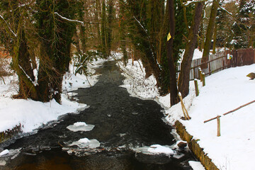 Winter Bach zugefroren