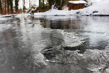 Winter Bach zugefroren