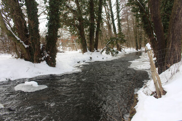 Winter Bach zugefroren
