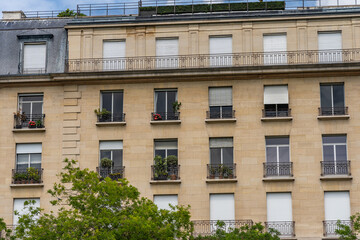 Fototapeta na wymiar Typical window and balcony of Parisian apartment 