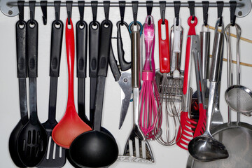 Cooking cutlery simplifies cooking in the kitchen 